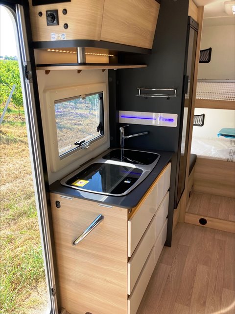 Guglielmi camper nuovi - Itineo Nomad CS 660-cucina laterale (chiusa)