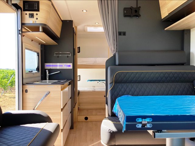 Guglielmi camper nuovi - Itineo Nomad CS 660-dinette, divanetto laterale, cucina e letti a castello1