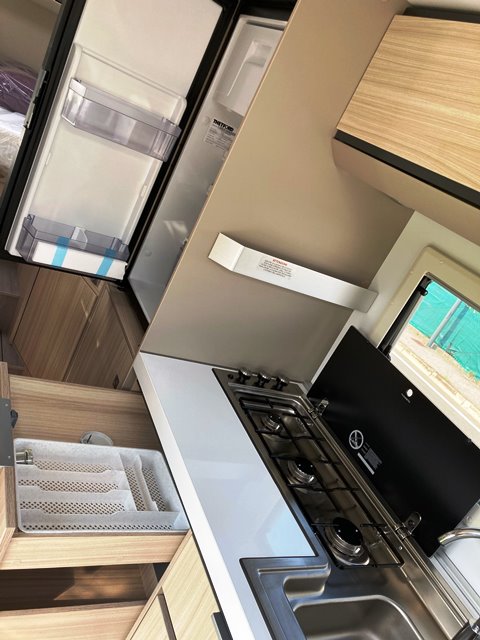 Guglielmi camper nuovi - Adria Compact DL Axess-cucina (aperta) e frigo a compressore