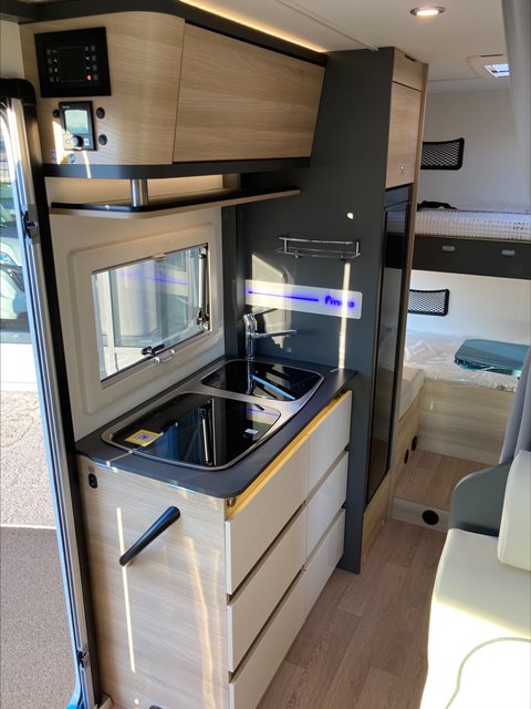 8 Guglielmi camper nuovi - Itineo Nomad CS 660-cucina laterale (chiusa)