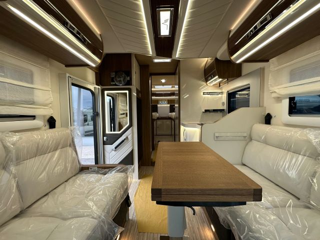 11 Guglielmi camper nuovi - Mobilvetta Krosser P86-dinette, cucina e letti gemelli