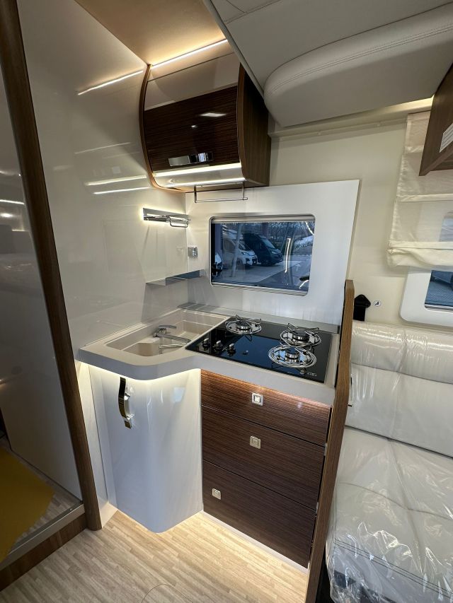 12 Guglielmi camper nuovi - Mobilvetta Krosser P86-cucina laterale ad 'L' (chiusa)