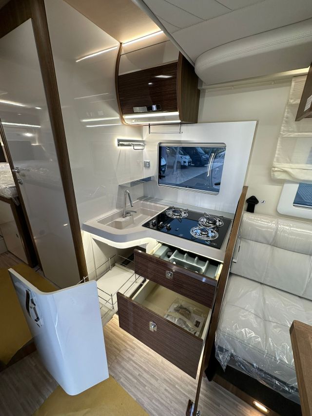 13 Guglielmi camper nuovi - Mobilvetta Krosser P86-cucina laterale ad 'L' (aperta)