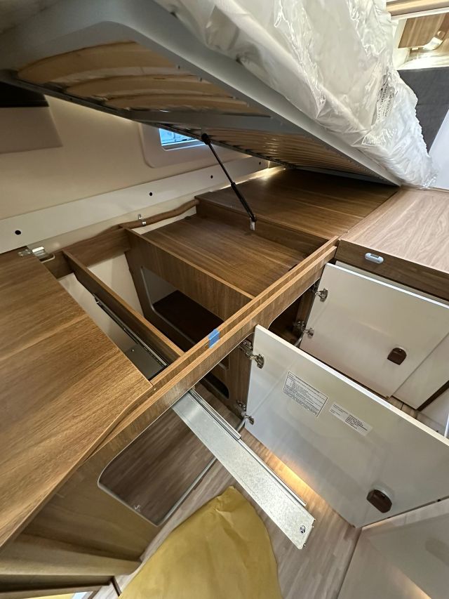 18 Guglielmi camper nuovi - Mobilvetta Krosser P86-vano sotto letto passeggero