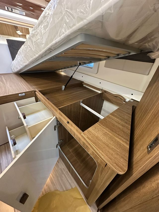 19 Guglielmi camper nuovi - Mobilvetta Krosser P86-vano sotto letto guida