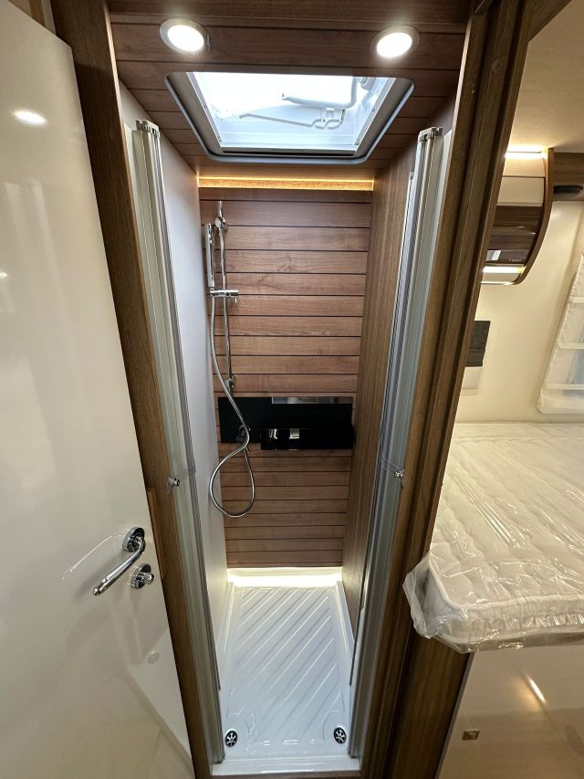 20 Guglielmi camper nuovi - Mobilvetta Krosser P86-doccia