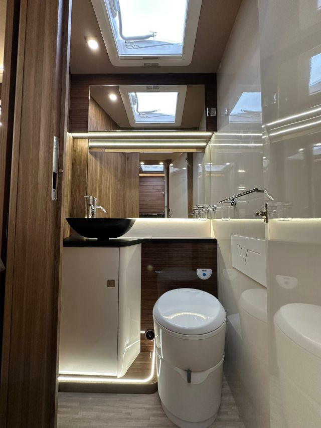 22 Guglielmi camper nuovi - Mobilvetta Krosser P86-wc e lavello