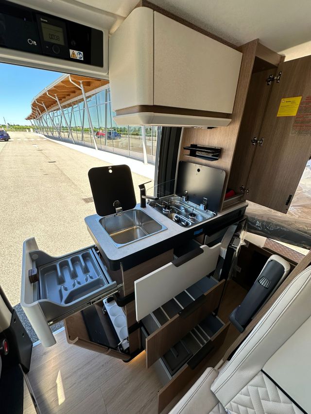 10 Guglielmi camper nuovi - Dreamer D43 UP Select 20° Anniversario-cucina laterale in linea (aperta)