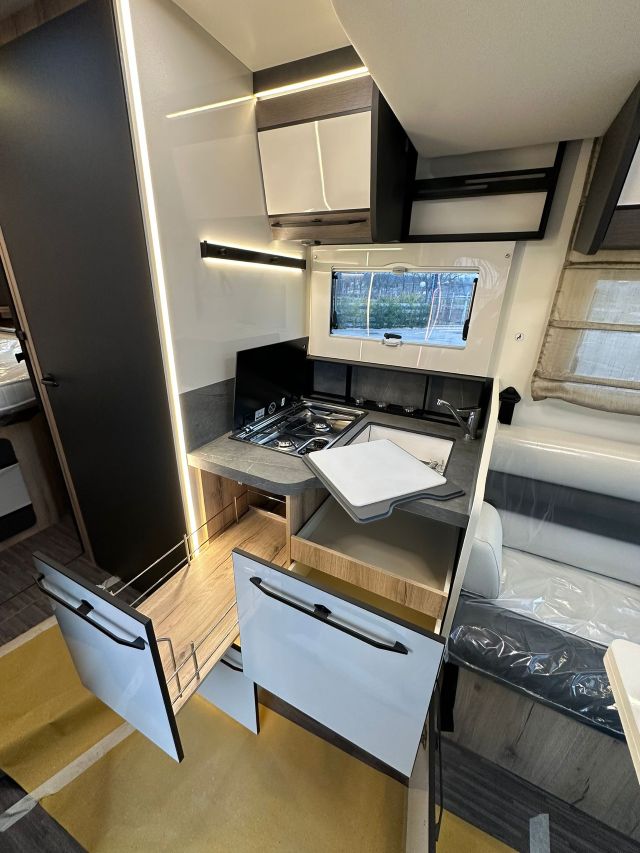 10 Guglielmi camper nuovi - Elnagh T-Loft 582-cucina laterale ad 'L' (aperta)