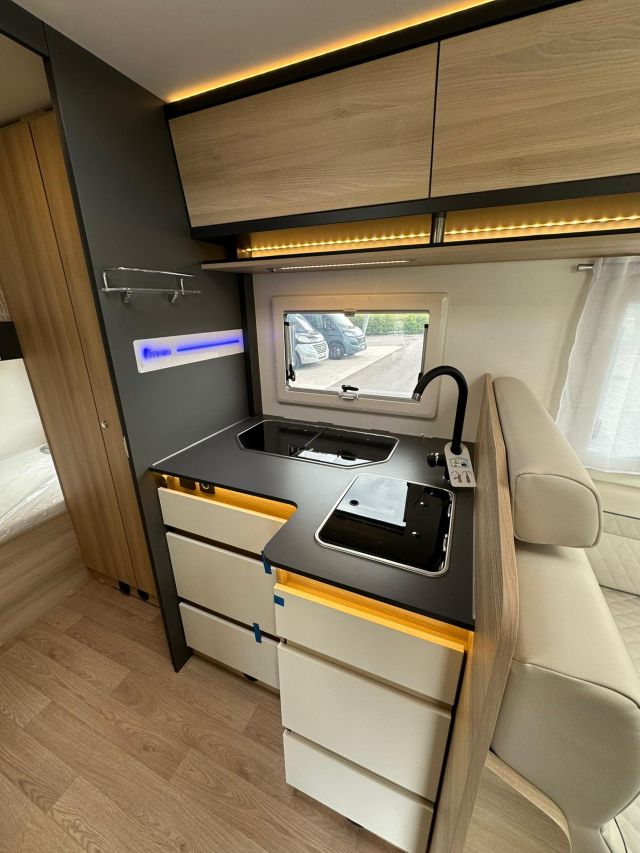 10 Guglielmi camper nuovi - Itineo Family SBD700-cucina laterale ad 'L' (chiusa)