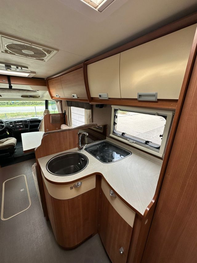 10 Guglielmi camper usati - Itineo SB720-cucina laterale ad 'L' (chiusa)