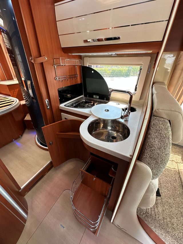 10 Guglielmi camper usati - Mobilvetta Kea P63-cucina laterale ad 'L' (aperta)