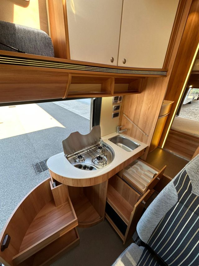 10 Guglielmi camper usati - Possl Vario 545-cucina laterale in linea (aperta)