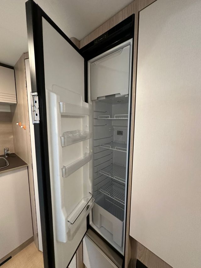 10 Guglielmi caravan usata- Burstner Premio Life 425 TS-frigo
