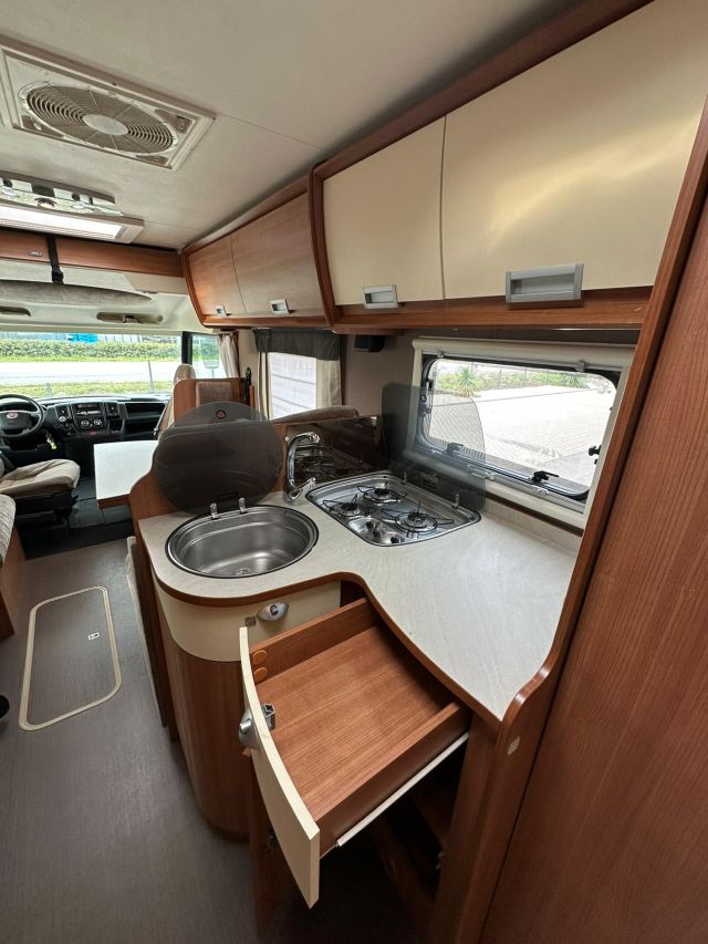 11 Guglielmi camper usati - Itineo SB720-cucina laterale ad 'L' (aperta)
