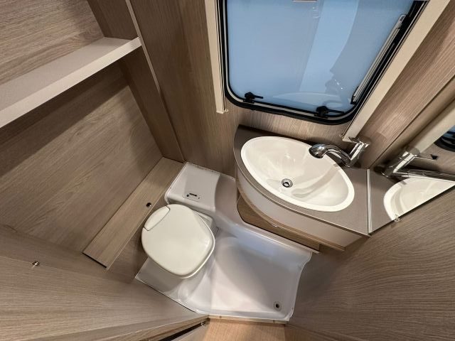 11 Guglielmi caravan usata- Burstner Premio Life 425 TS-bagno e doccia