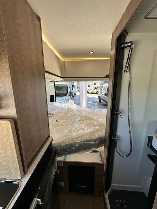 12 Guglielmi camper nuovi - Dreamer D43 UP Select 20° Anniversario-letto matrimoniale trasversale1