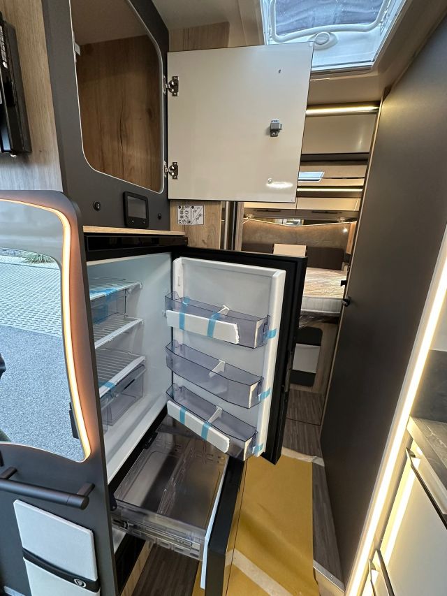 12 Guglielmi camper nuovi - Elnagh T-Loft 582-frigo e cella