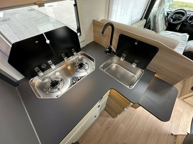 12 Guglielmi camper nuovi - Itineo Family SBD700-piano cottura
