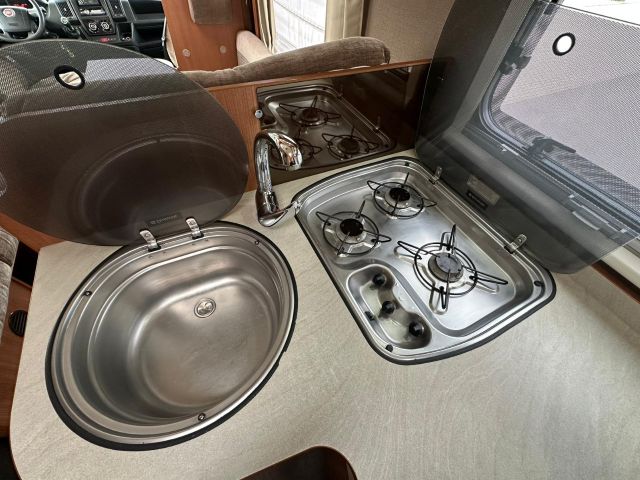 12 Guglielmi camper usati - Itineo SB720-piano cottura