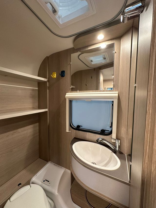12 Guglielmi caravan usata- Burstner Premio Life 425 TS-lavello