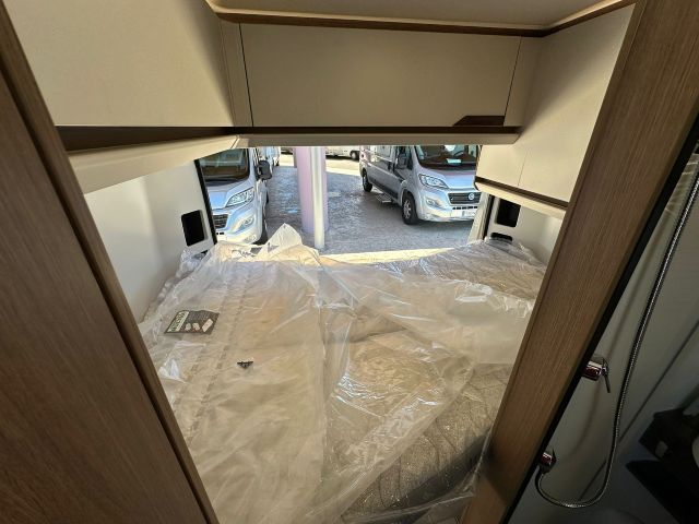 13 Guglielmi camper nuovi - Dreamer D43 UP Select 20° Anniversario-letto matrimoniale trasversale2