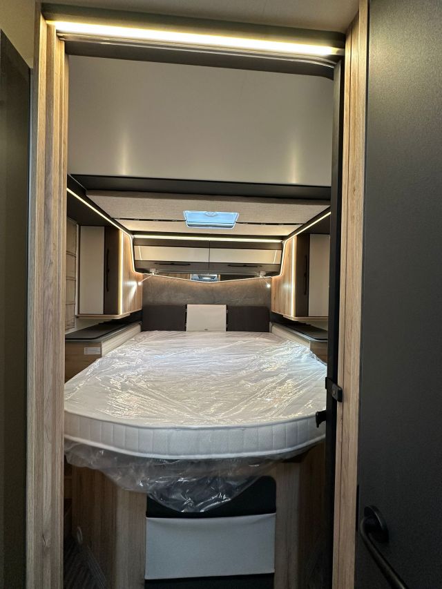 13 Guglielmi camper nuovi - Elnagh T-Loft 582-letto nautico1