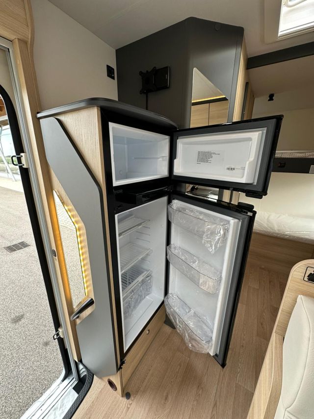 13 Guglielmi camper nuovi - Itineo Family SBD700-frigo e cella