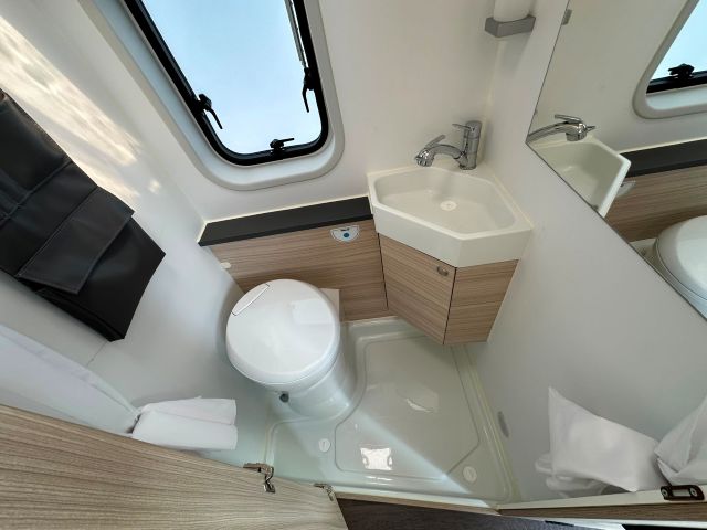 13 Guglielmi camper usati - Sun Living V 60 SP Family-bagno e doccia laterali