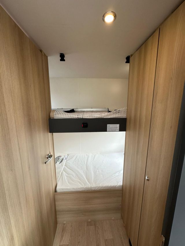 14 Guglielmi camper nuovi - Itineo Family SBD700-letti a castello trasversali1