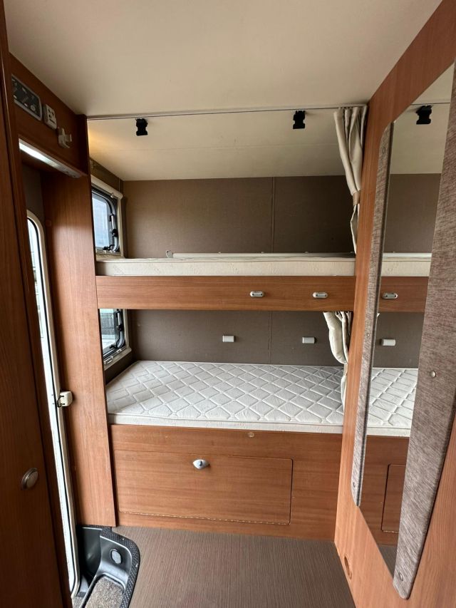 14 Guglielmi camper usati - Itineo SB720-letti a castello trasversali1