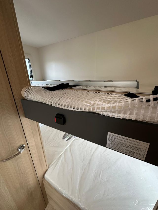 15 Guglielmi camper nuovi - Itineo Family SBD700-letti a castello trasversali2