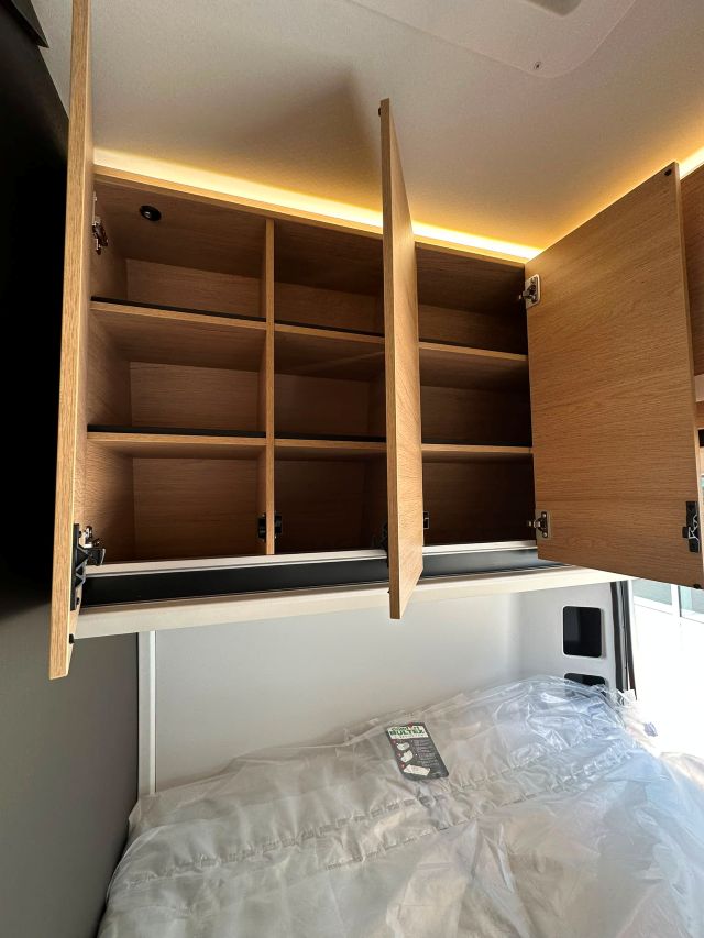 16 Guglielmi camper nuovi - Dreamer Camper Van XL-pensili letto1