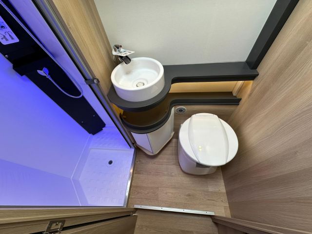 17 Guglielmi camper nuovi - Itineo Family SBD700-bagno e doccia laterali