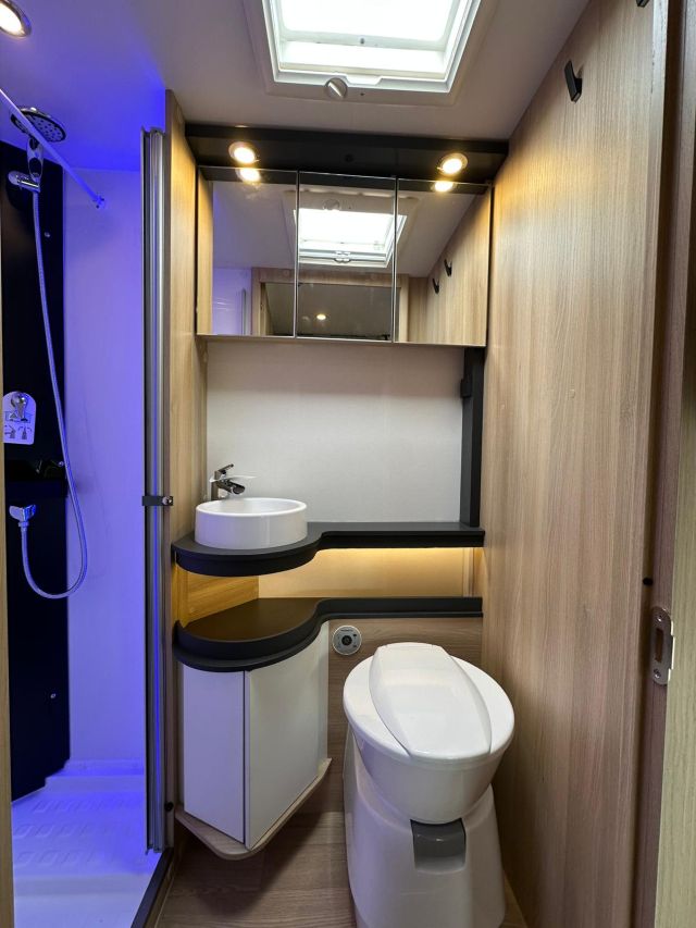 18 Guglielmi camper nuovi - Itineo Family SBD700-wc e lavello