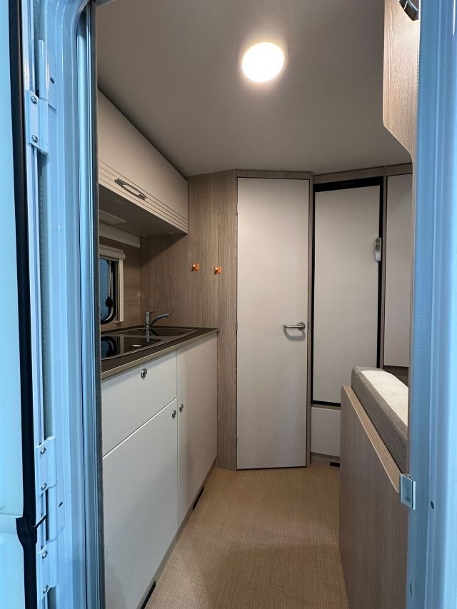 2 Guglielmi caravan usata- Burstner Premio Life 425 TS-porta cellula