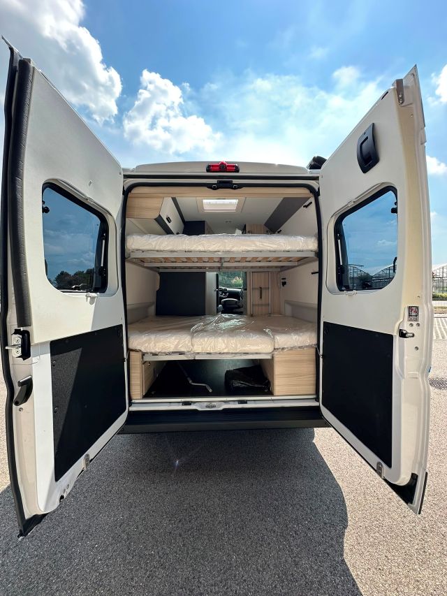 3 Guglielmi camper usati - Sun Living V 60 SP Family-portellone posteriore1