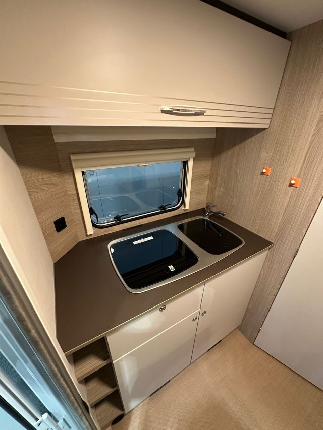 3 Guglielmi caravan usata- Burstner Premio Life 425 TS-cucina in coda (chiusa)