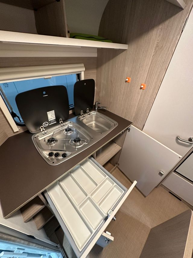 4 Guglielmi caravan usata- Burstner Premio Life 425 TS-cucina in coda (aperta)