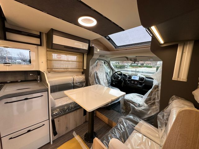 5 Guglielmi camper nuovi - Elnagh T-Loft 582-dinette1