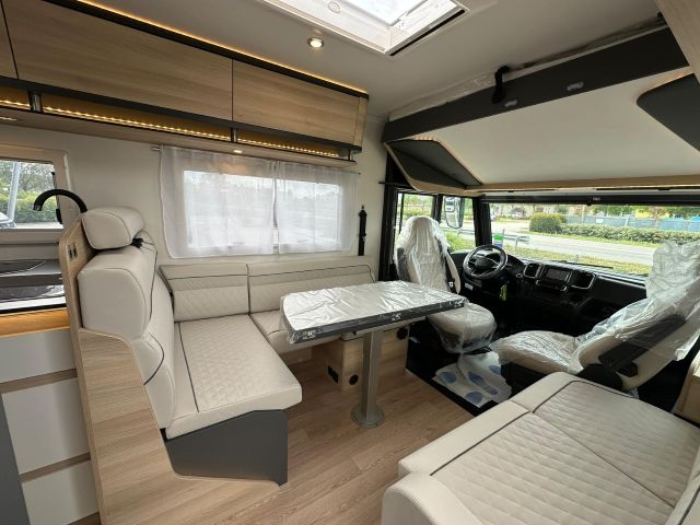 5 Guglielmi camper nuovi - Itineo Family SBD700-dinette1