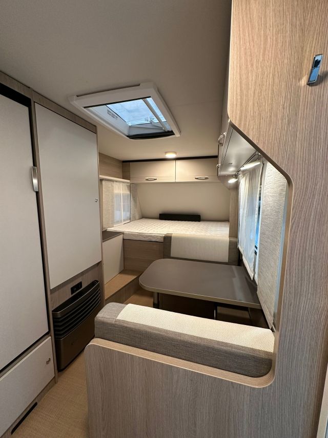 5 Guglielmi caravan usata- Burstner Premio Life 425 TS-dinette, letto matrimoniale e armadio