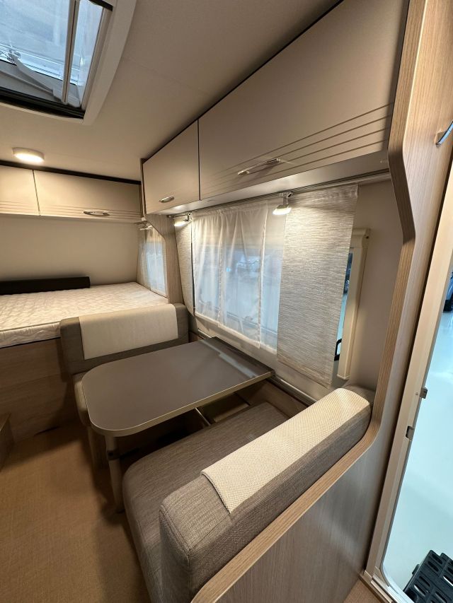 6 Guglielmi caravan usata- Burstner Premio Life 425 TS-dinette