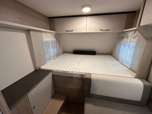 7 Guglielmi caravan usata- Burstner Premio Life 425 TS-letto matrimoniale trasversale