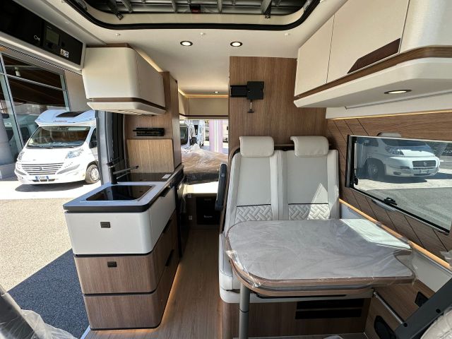 8 Guglielmi camper nuovi - Dreamer D43 UP Select 20° Anniversario-dinette, cucina e letto matrimoniale trasversale