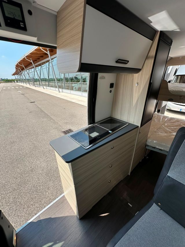 8 Guglielmi camper usati - Sun Living V 60 SP Family-cucina laterale in linea (chiusa)