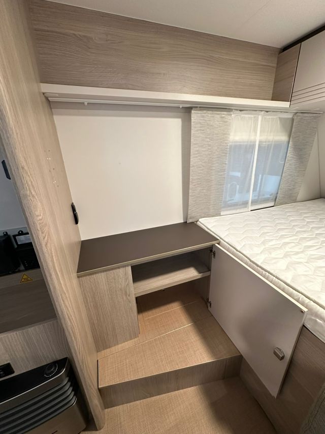 8 Guglielmi caravan usata- Burstner Premio Life 425 TS-comodino
