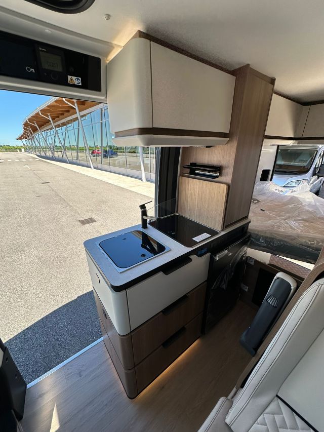 9 Guglielmi camper nuovi - Dreamer D43 UP Select 20° Anniversario-cucina laterale in linea (chiusa)