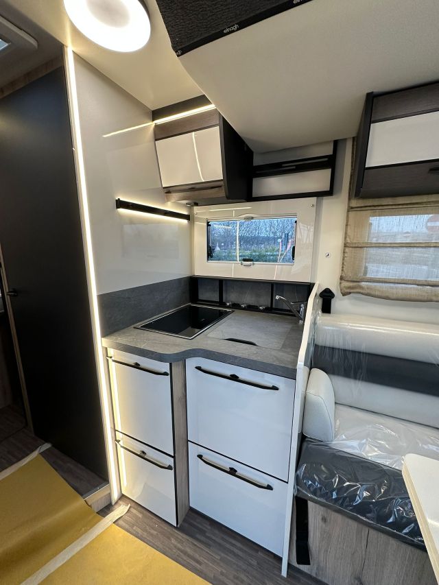 9 Guglielmi camper nuovi - Elnagh T-Loft 582-cucina laterale ad 'L' (chiusa)