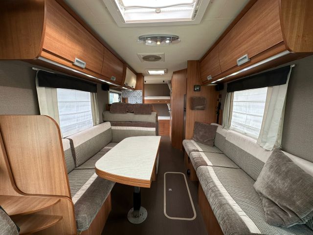 9 Guglielmi camper usati - Itineo SB720-dinette, cucina e letti a castello